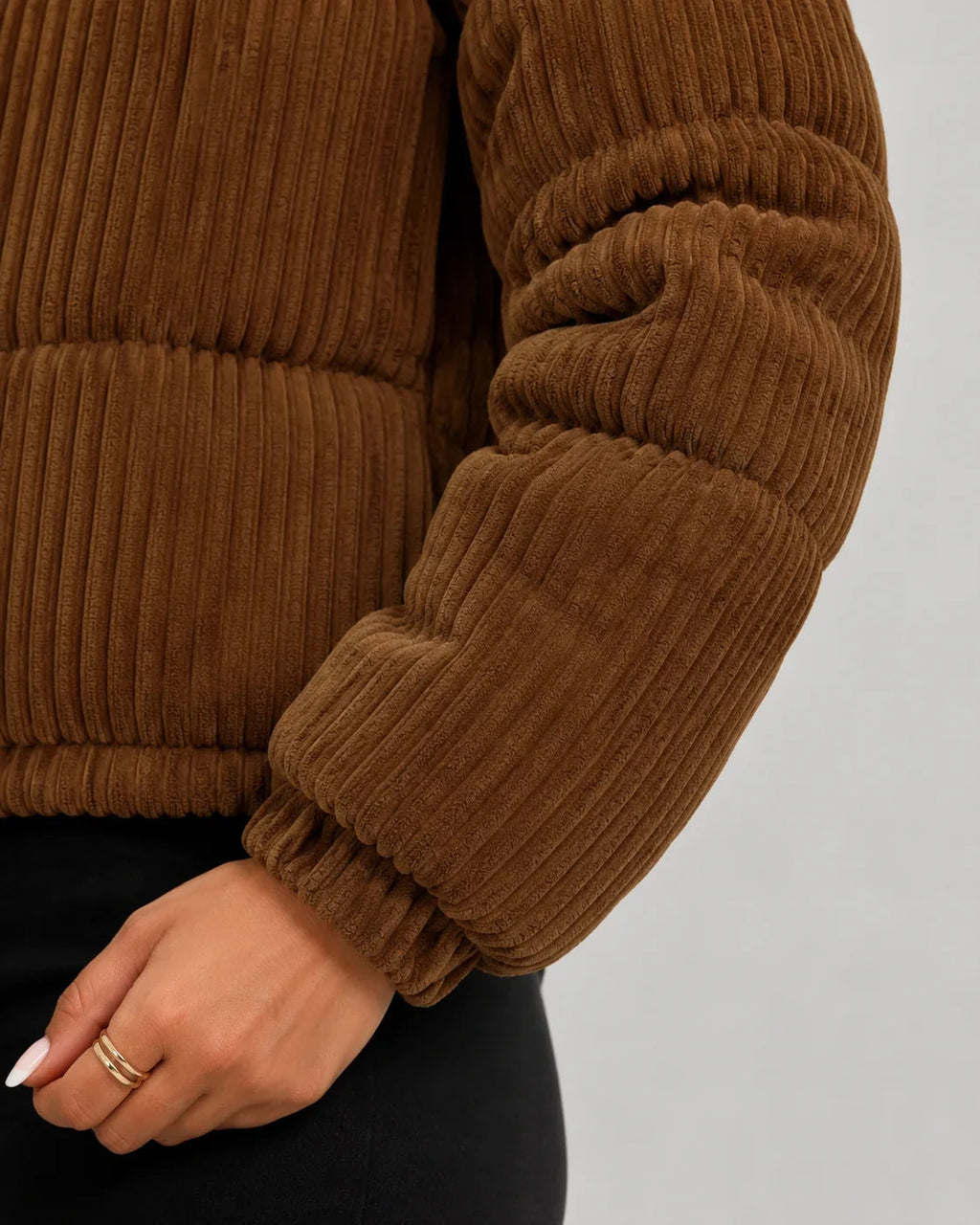 Kurtka damska o luźnym kroju z wysoką stójką i zamkiem | L&V - 7 - Livia-Moda