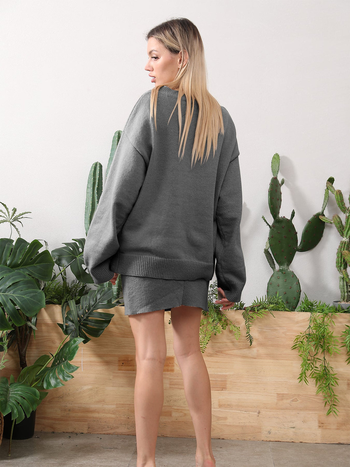 Zestaw lounge damski z luźną górą i krótką spódnicą | L&V - 1 - Livia-Moda