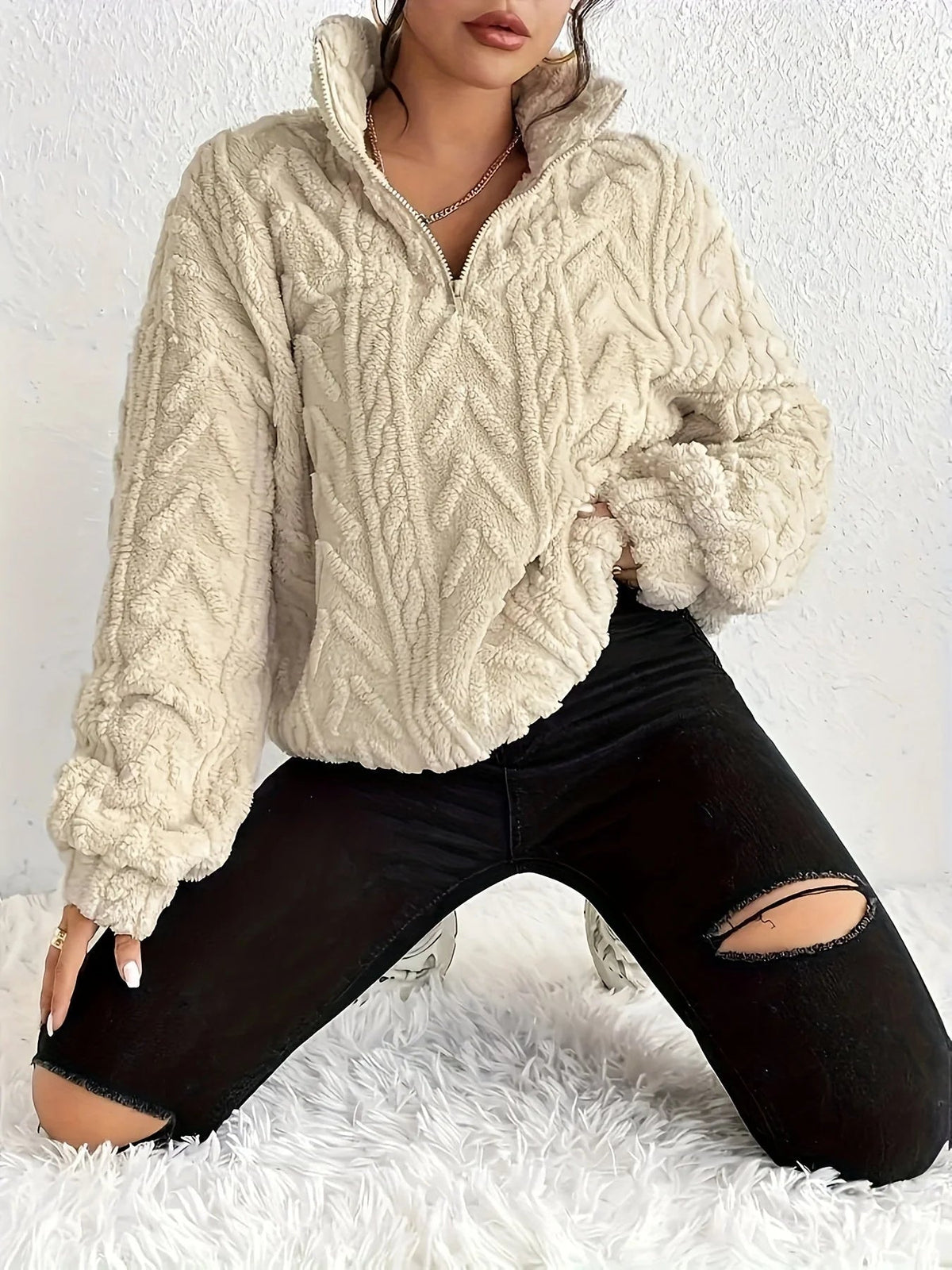 Pullover damski z wysokim kołnierzem i luźnym krojem | L&V - 1 - Livia-Moda