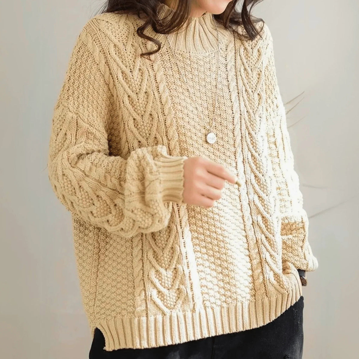 Pullover damski z kołnierzem stójkowym i luźnym krojem | L&V - 5 - Livia-Moda