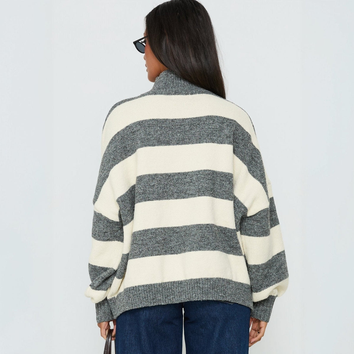 Pullover damski z wysokim golfem i luźnym krojem | L&V - 2 - Livia-Moda