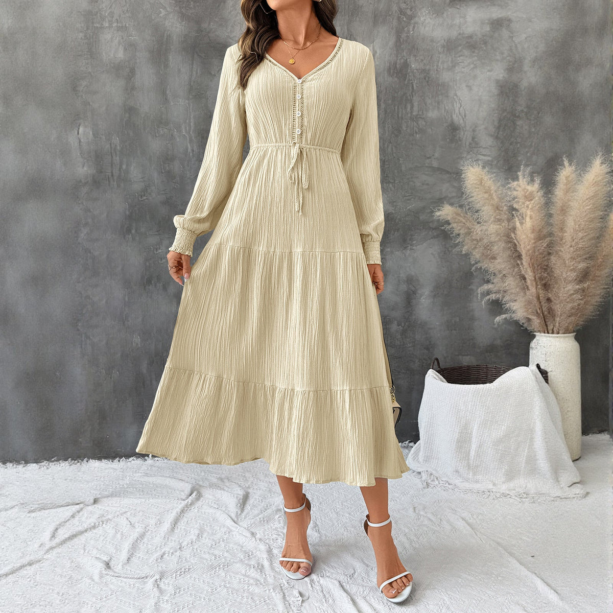 Midi Sukienka Damska z Dekoltem w Serek i Paseczkiem | L&V - 3 - Livia-Moda