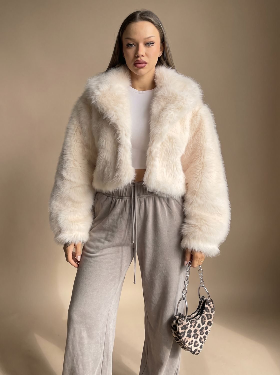 Płaszcz damski z sztucznego futra z obszernymi rękawami i krótkim krojem - 1 - Livia-Moda