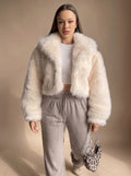 Płaszcz damski z sztucznego futra z obszernymi rękawami i krótkim krojem - 2 - Livia-Moda