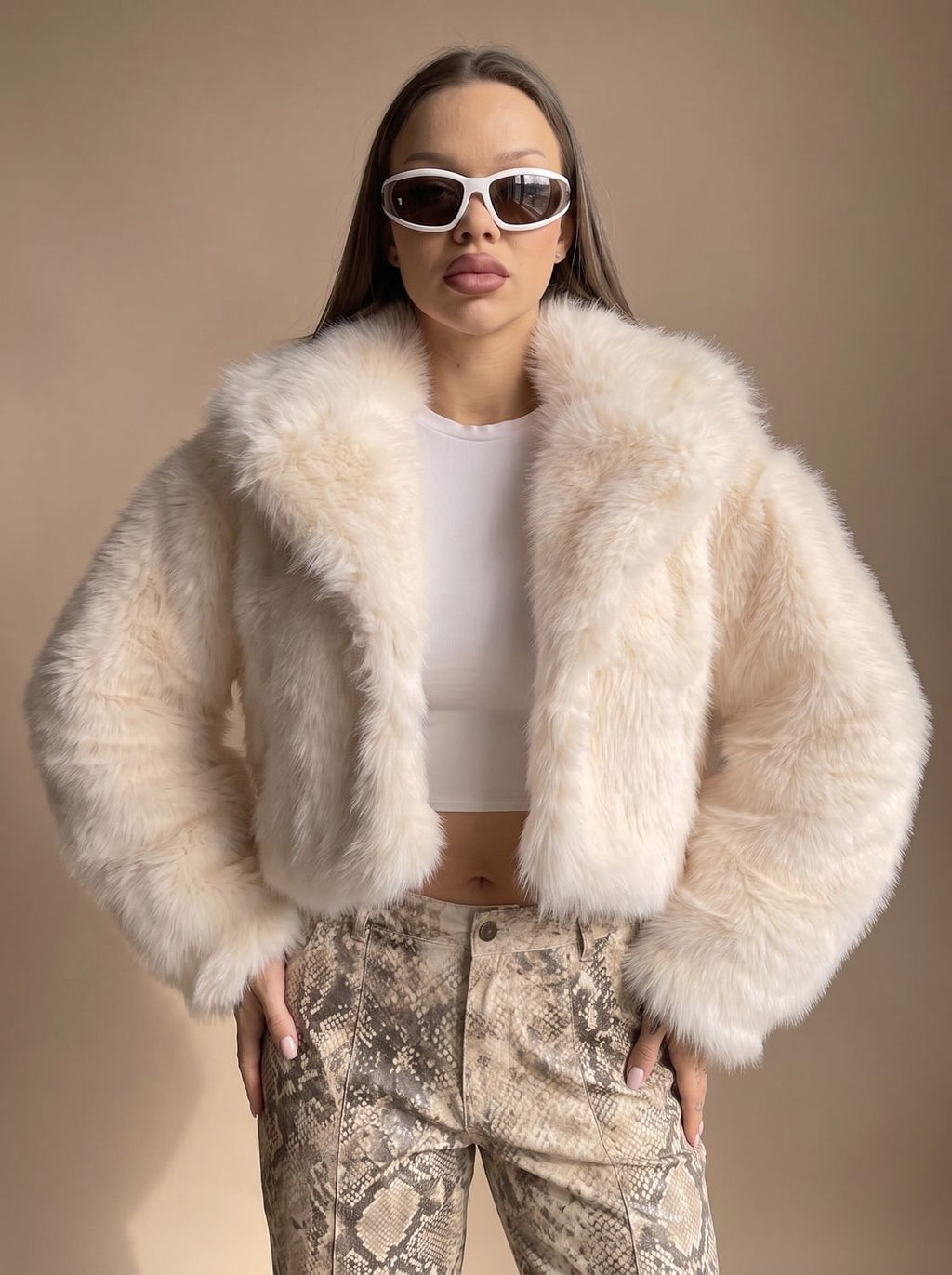 Płaszcz damski z sztucznego futra z obszernymi rękawami i krótkim krojem - 3 - Livia-Moda