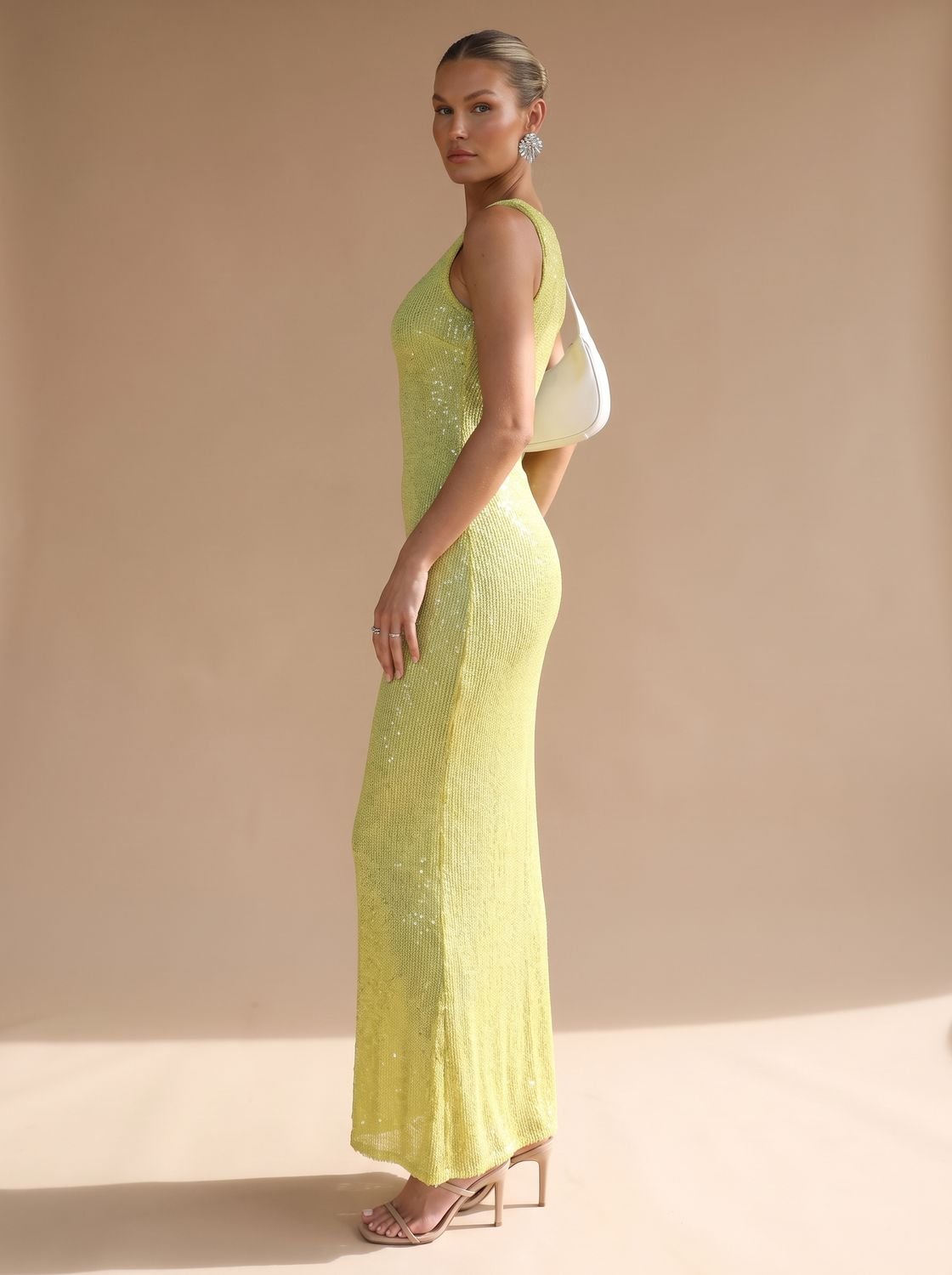 Sukienka maxi damska z okrągłym dekoltem i dopasowanym krojem - 7 - Livia-Moda