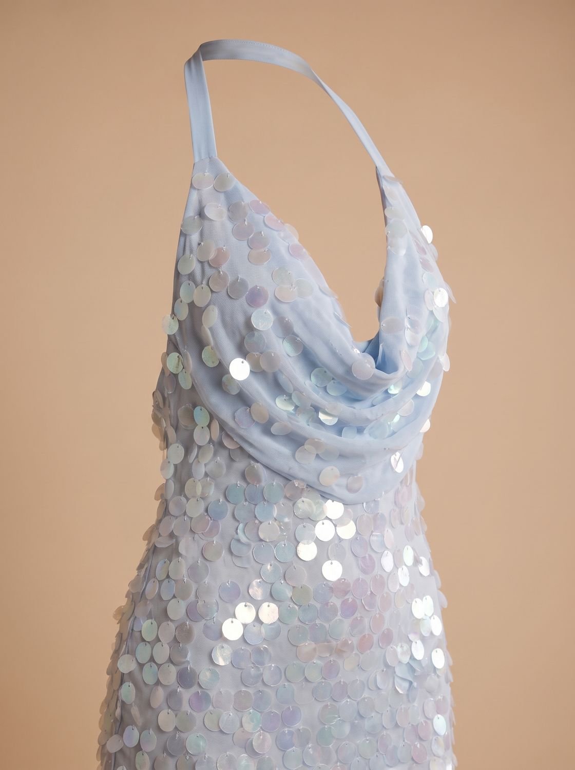 Sukienka Damska z dekoltem Cowl i błyszczącymi detalami - 5 - Livia-Moda