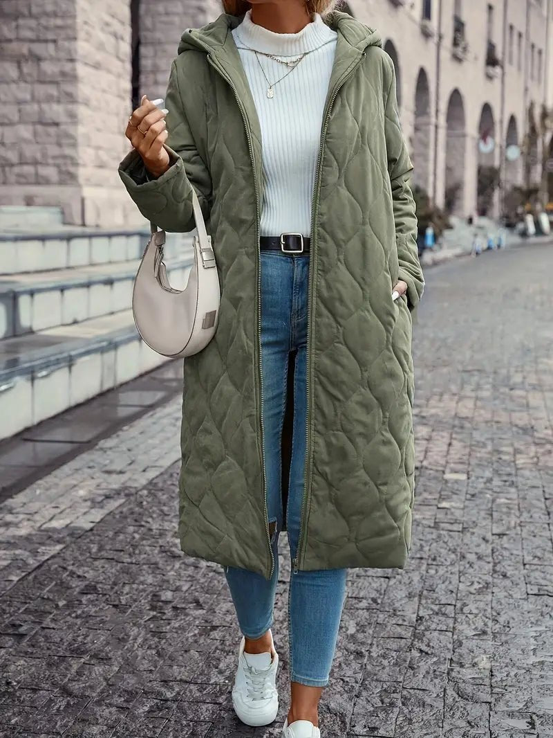 Damski płaszcz z kapturem, długi krój i pikowany fason - 1 - Livia-Moda