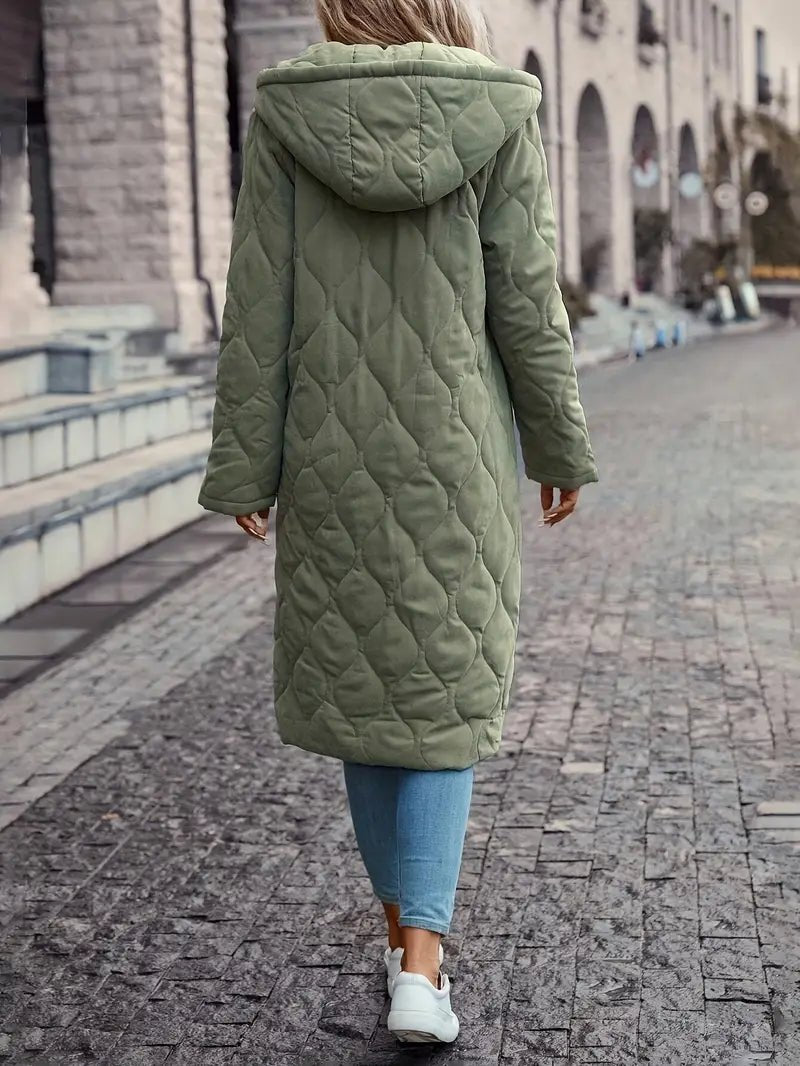Damski płaszcz z kapturem, długi krój i pikowany fason - 5 - Livia-Moda