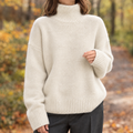 Pullover damski z wysokim kołnierzem i luźnym krojem - wygodny i stylowy - 3 - Livia-Moda