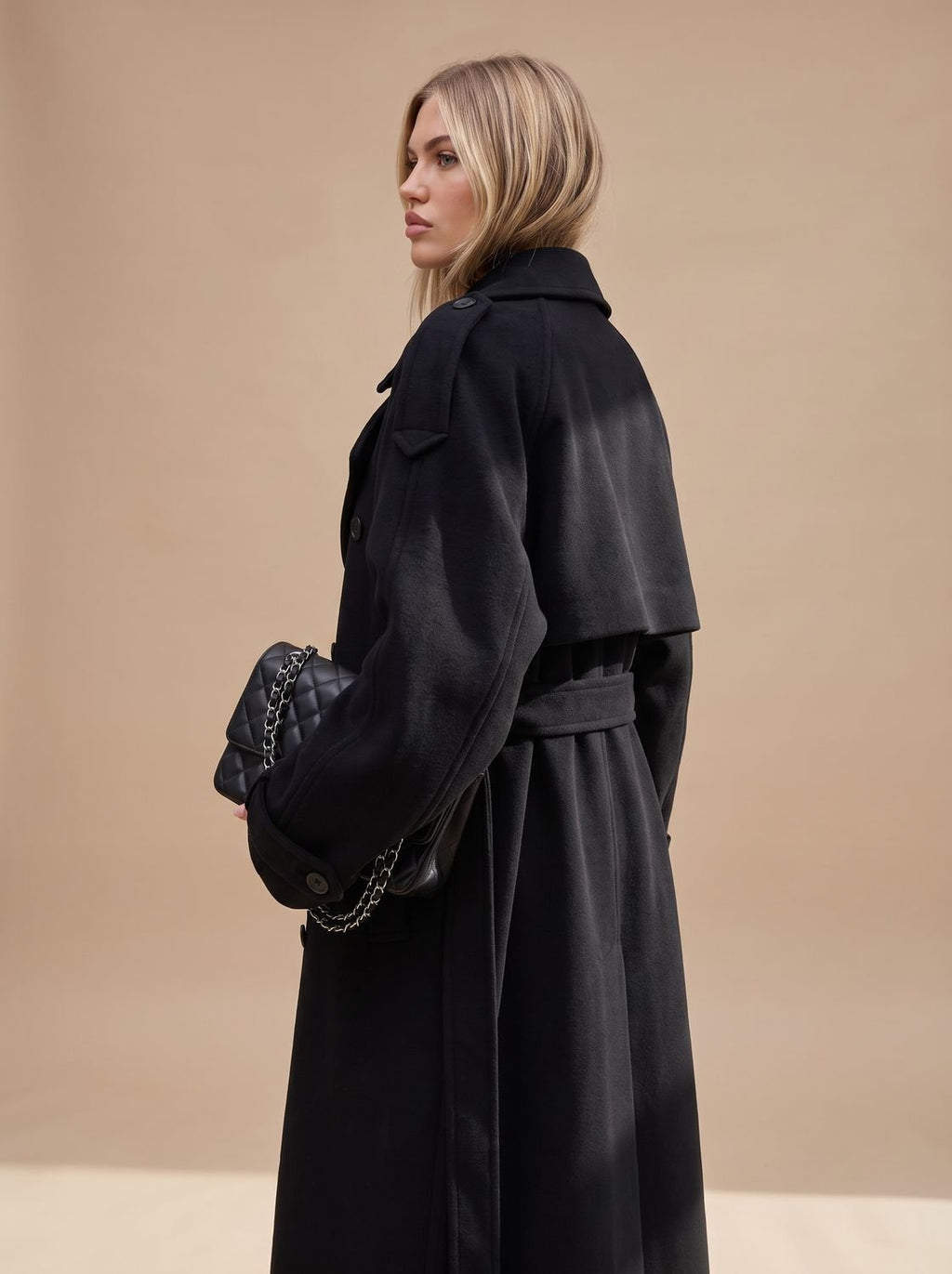 Płaszcz Trench damski z paskiem i luźnym krojem - 5 - Livia-Moda