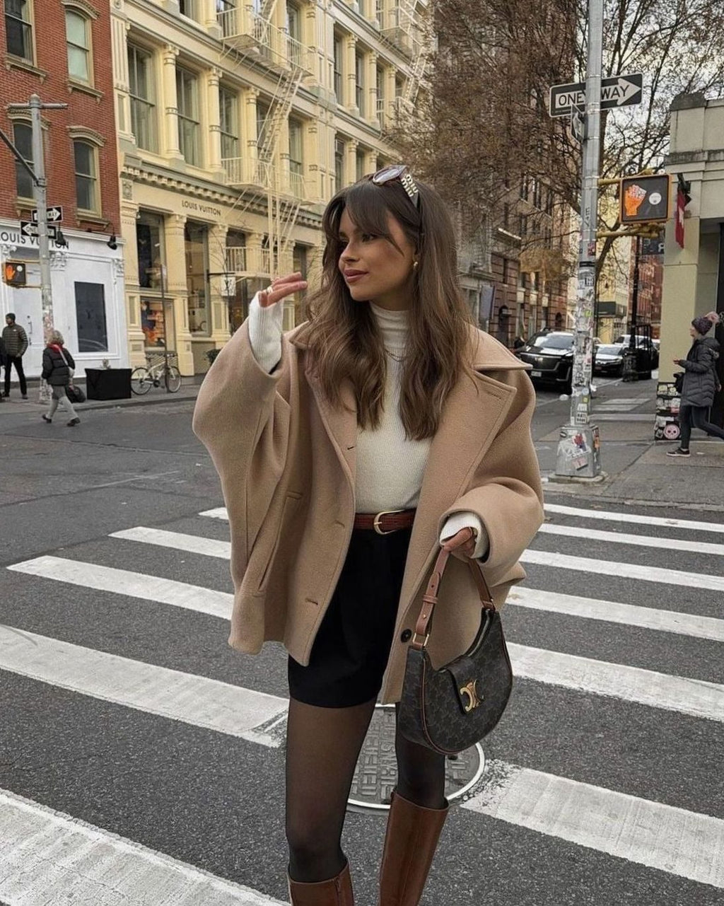 Damski płaszcz oversize z zapięciem na guziki i luźną sylwetką - 2 - Livia-Moda