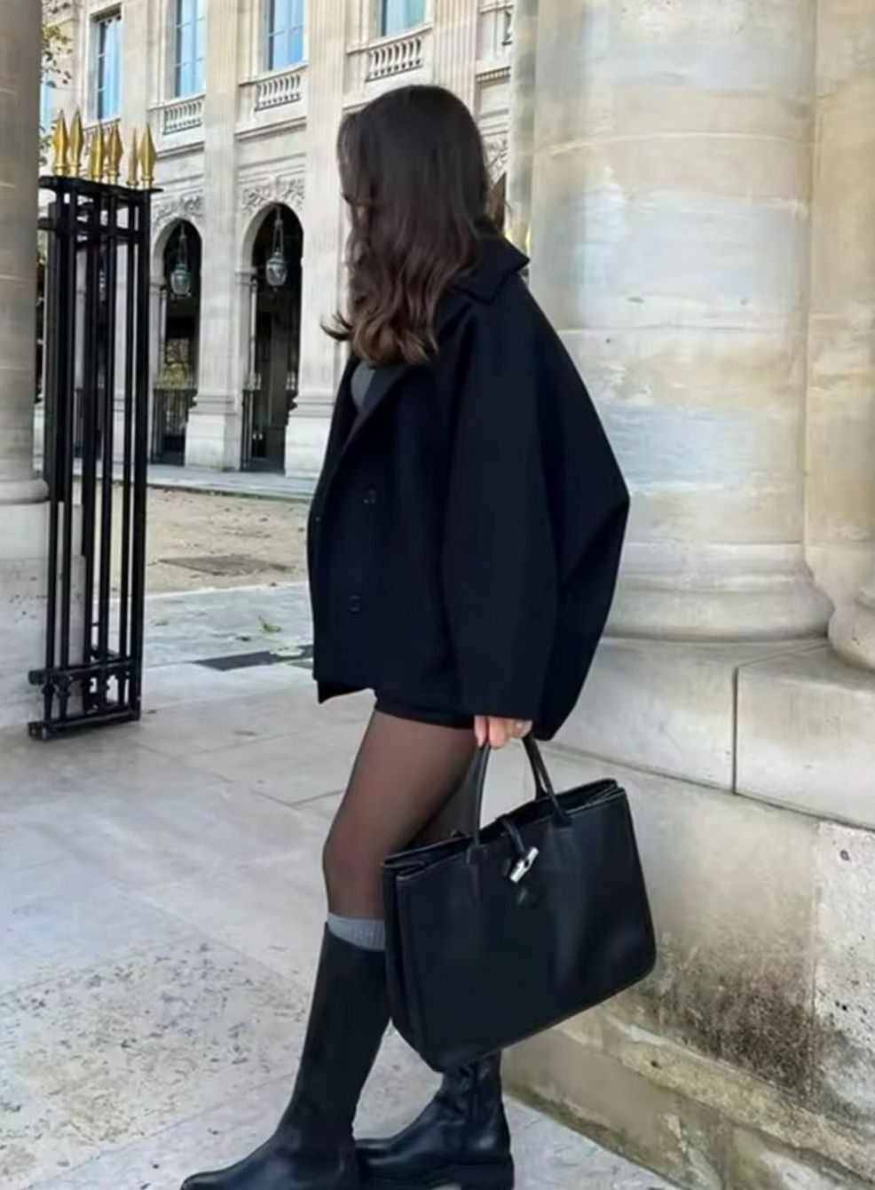 Damski płaszcz oversize z zapięciem na guziki i luźną sylwetką - 5 - Livia-Moda