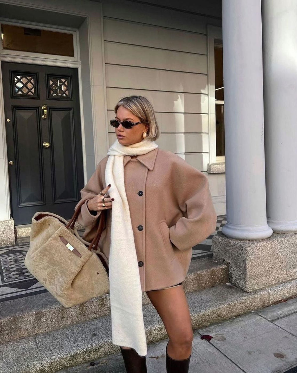 Damski płaszcz oversize z zapięciem na guziki i luźną sylwetką - 8 - Livia-Moda