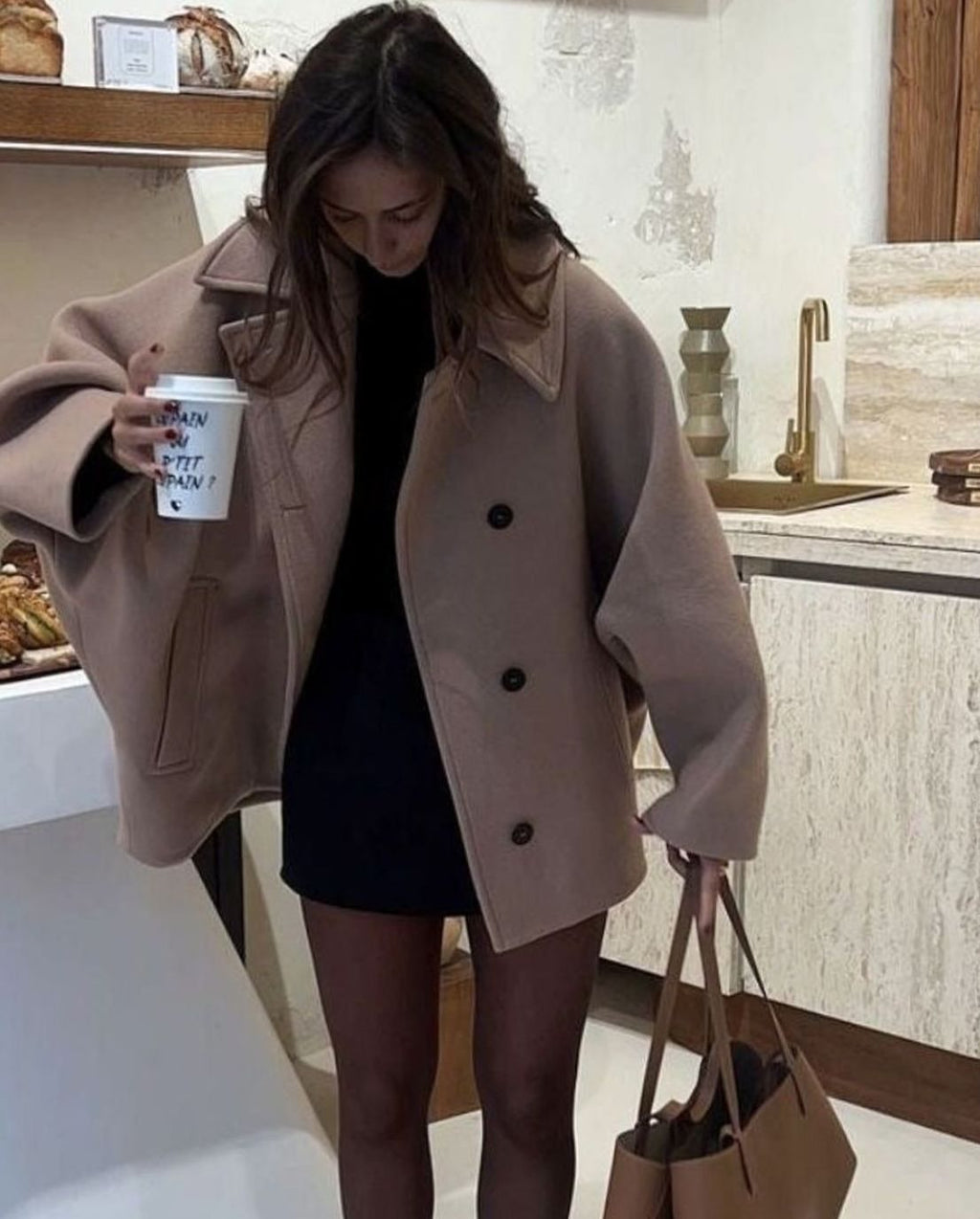 Damski płaszcz oversize z zapięciem na guziki i luźną sylwetką - 9 - Livia-Moda