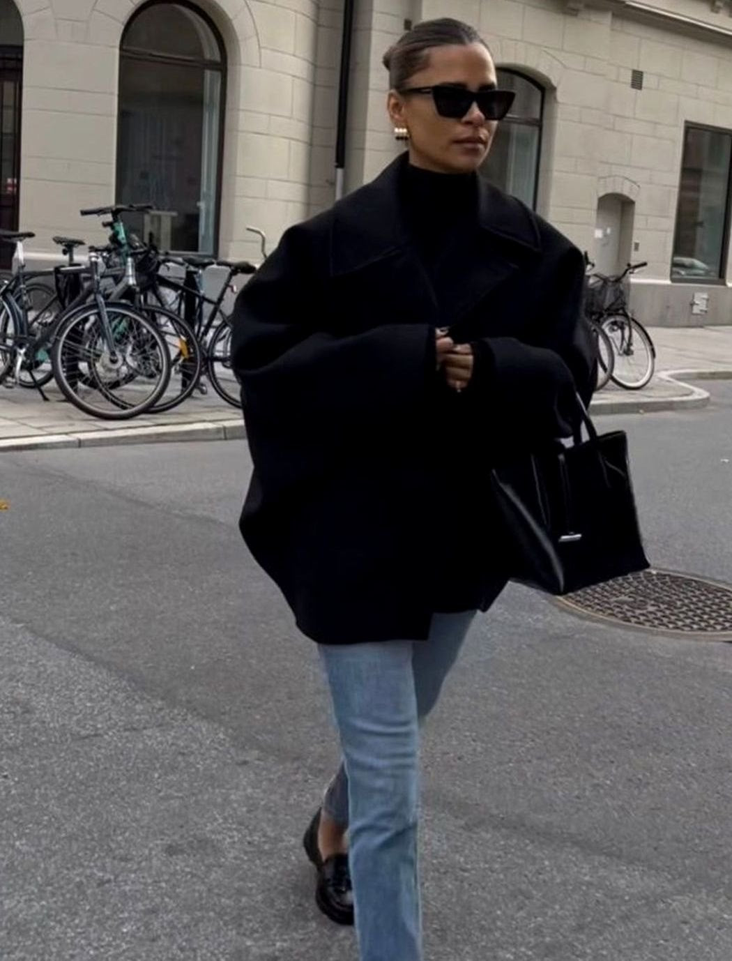 Damski płaszcz oversize z zapięciem na guziki i luźną sylwetką - 13 - Livia-Moda