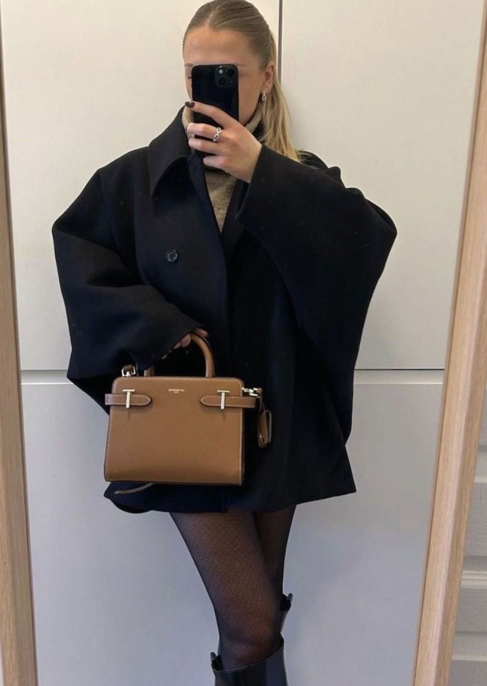 Damski płaszcz oversize z zapięciem na guziki i luźną sylwetką - 14 - Livia-Moda