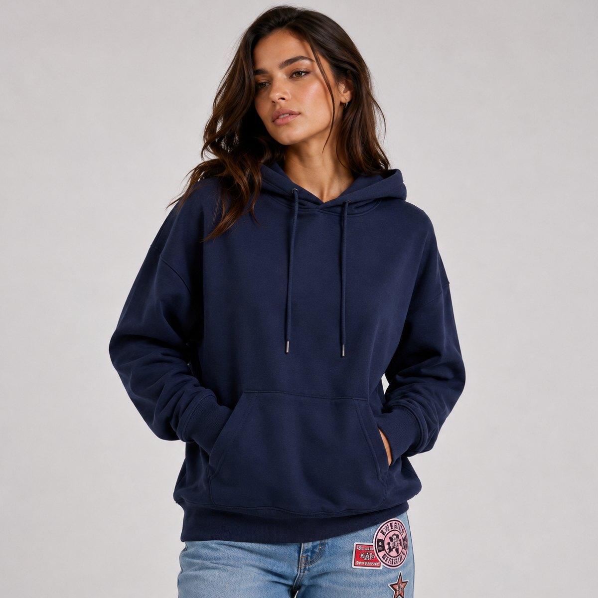 Hoodie damski z luźnym krojem i wyrazistym detalem - 2 - Livia-Moda