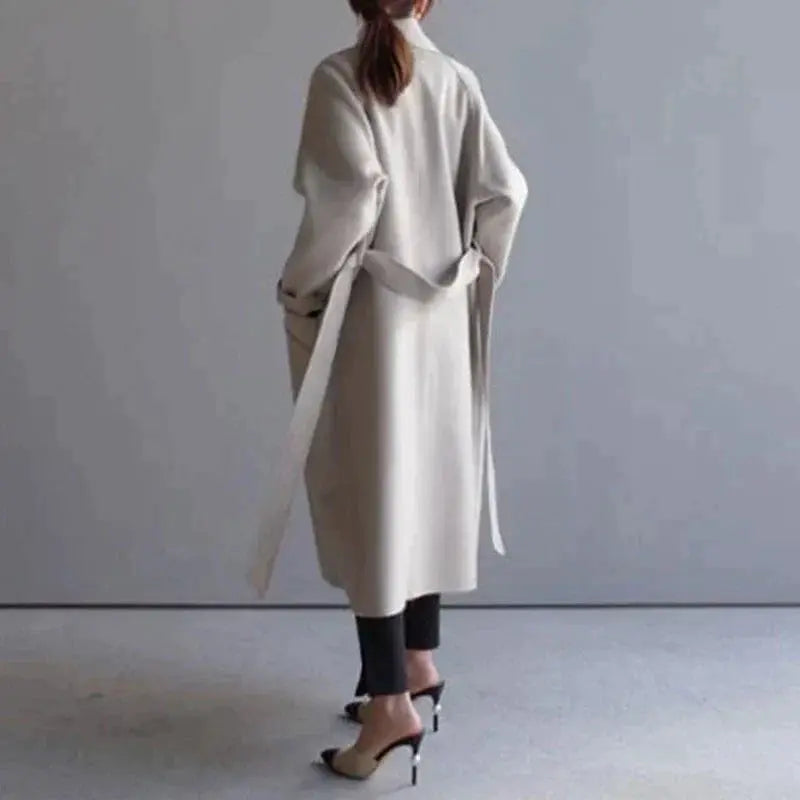 Płaszcz damski o luźnym kroju z praktycznymi kieszeniami - 4 - Livia-Moda