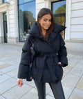 Kurtka damska oversize z dużym kołnierzem i paskiem - 1 - Livia-Moda
