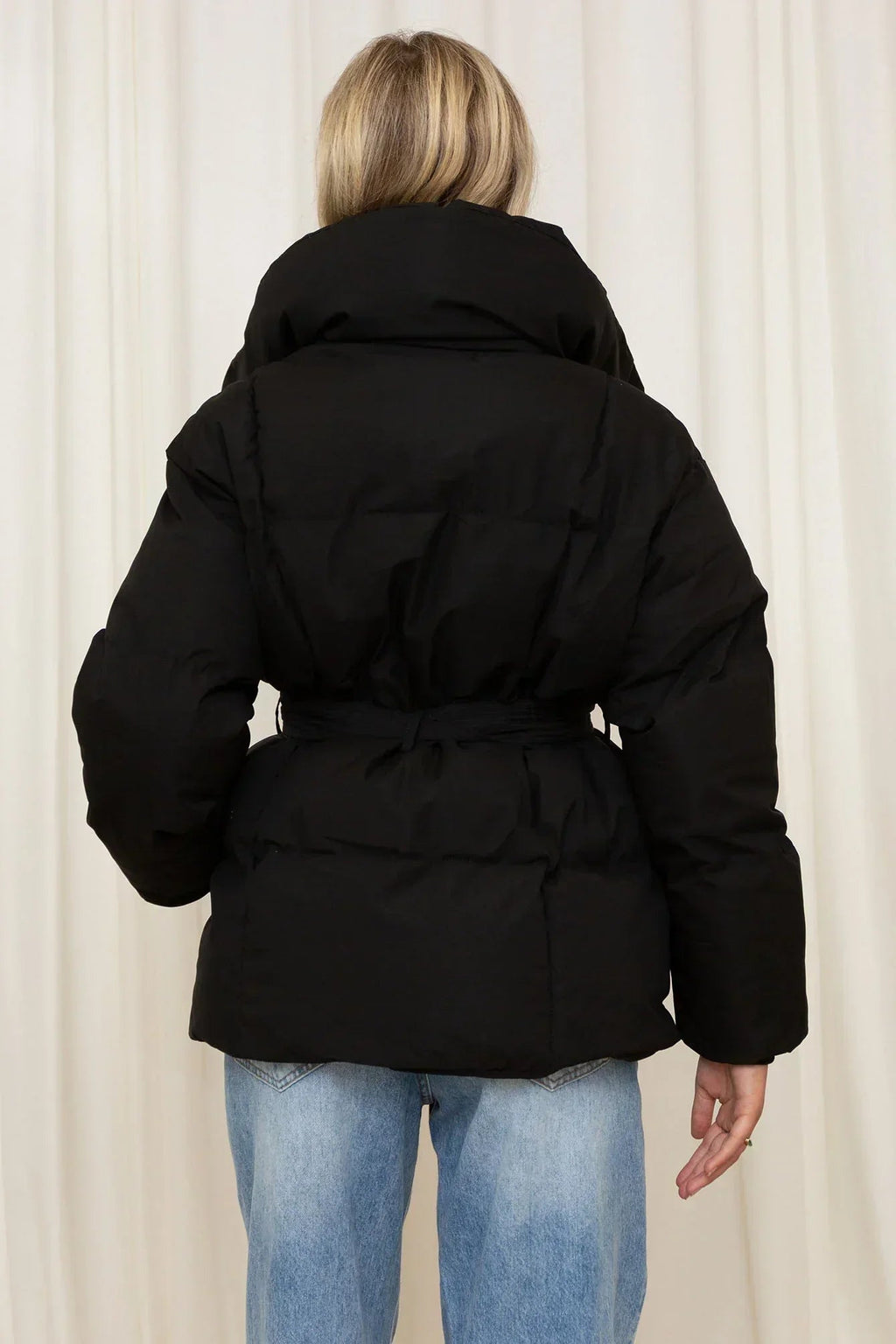 Kurtka damska oversize z dużym kołnierzem i paskiem - 6 - Livia-Moda