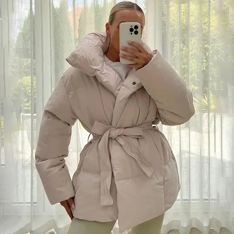 Kurtka damska oversize z dużym kołnierzem i paskiem - 8 - Livia-Moda