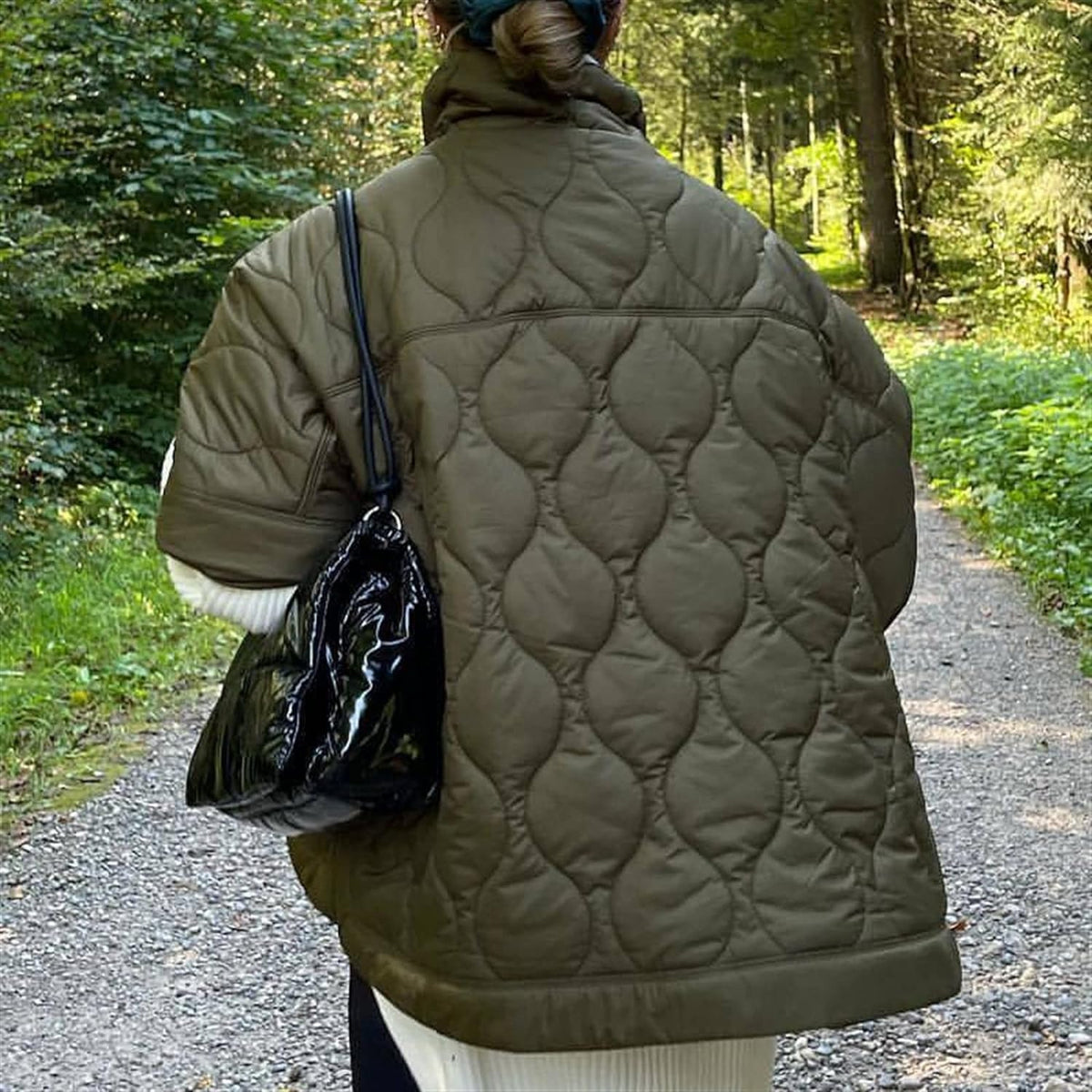 Kurtka damska oversize z wysokim kołnierzem i pikowanym wykończeniem - 3 - Livia-Moda