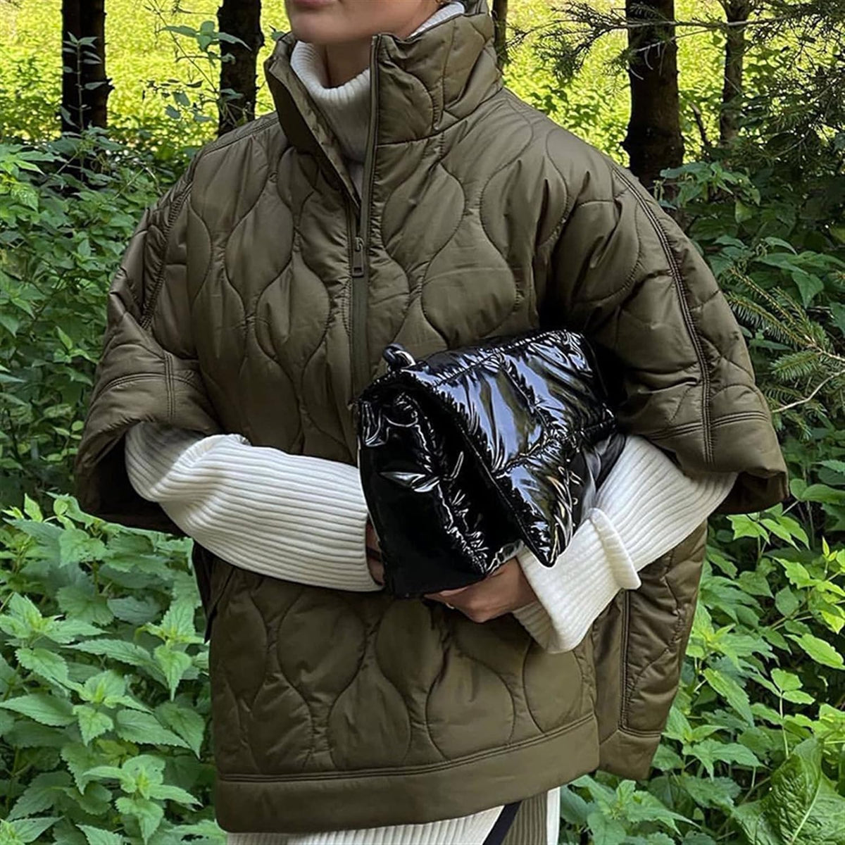Kurtka damska oversize z wysokim kołnierzem i pikowanym wykończeniem - 5 - Livia-Moda