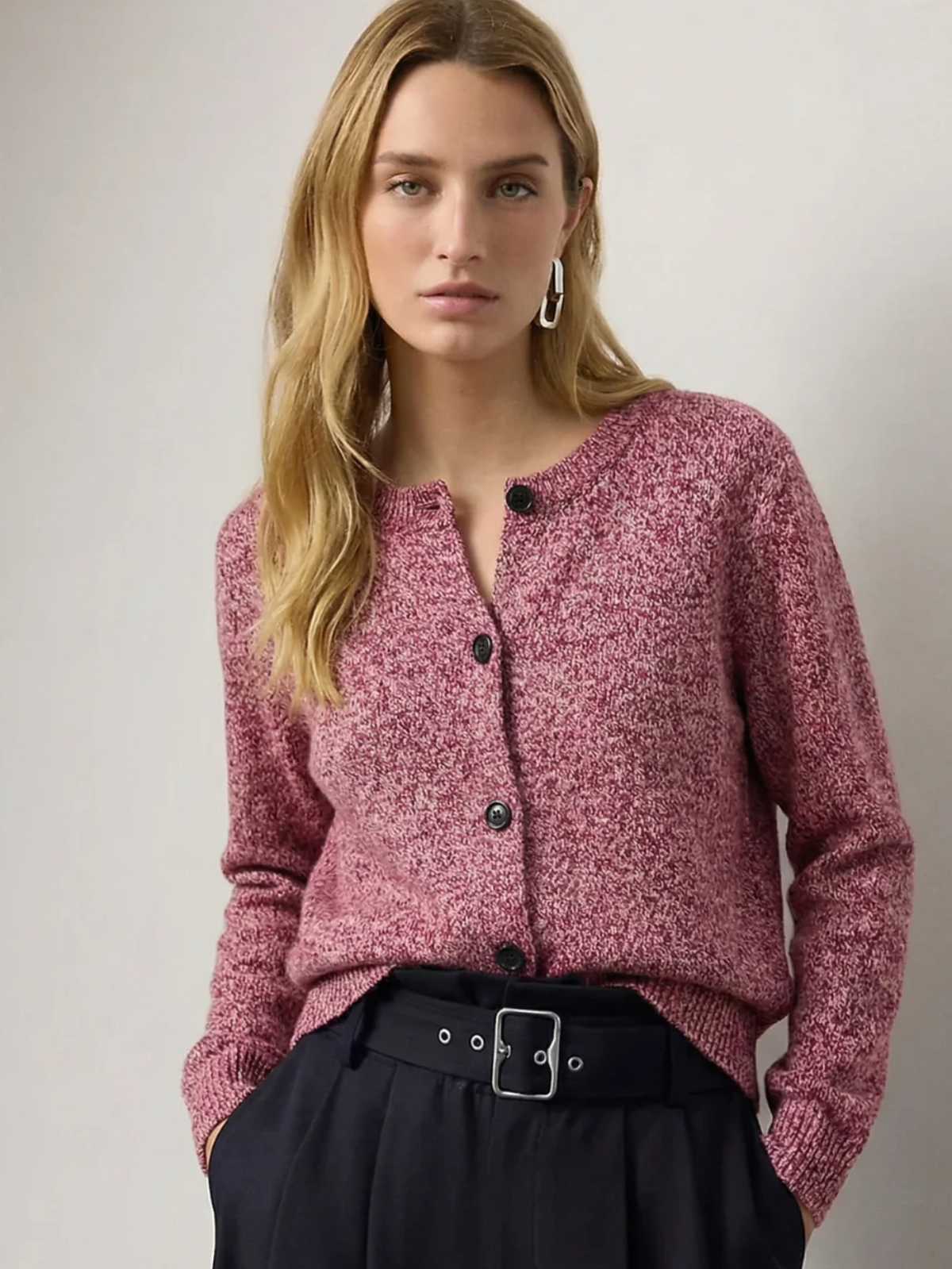 Cardigan damski z okrągłym dekoltem i zapięciem na guziki - luźny krój - 1 - Livia-Moda