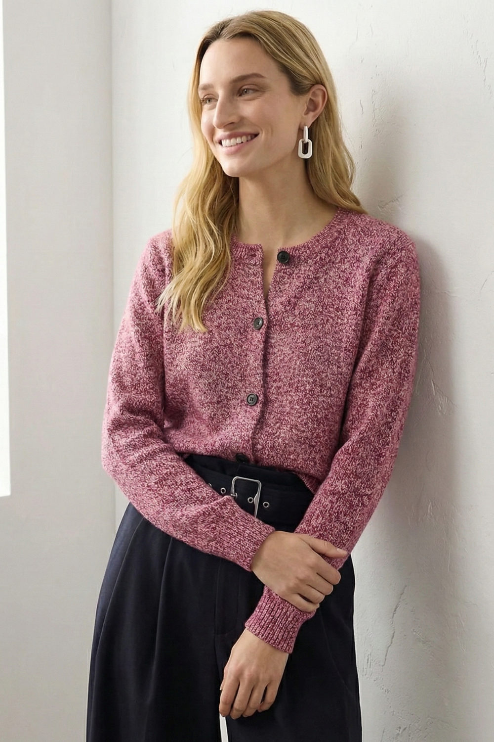 Cardigan damski z okrągłym dekoltem i zapięciem na guziki - luźny krój - 2 - Livia-Moda