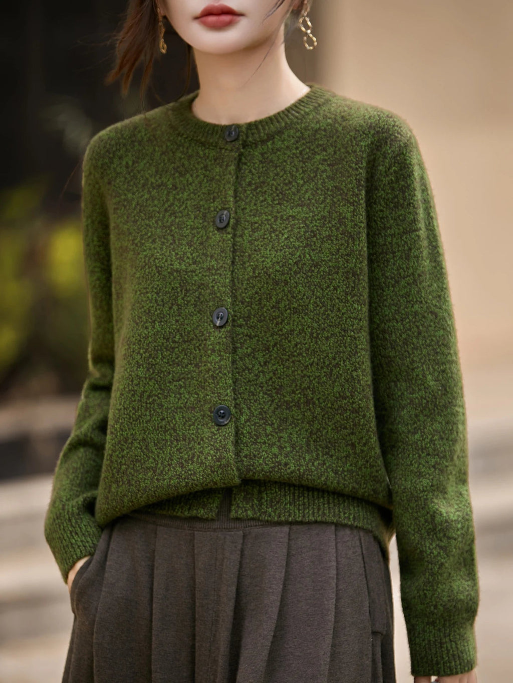 Cardigan damski z okrągłym dekoltem i zapięciem na guziki - luźny krój - 5 - Livia-Moda