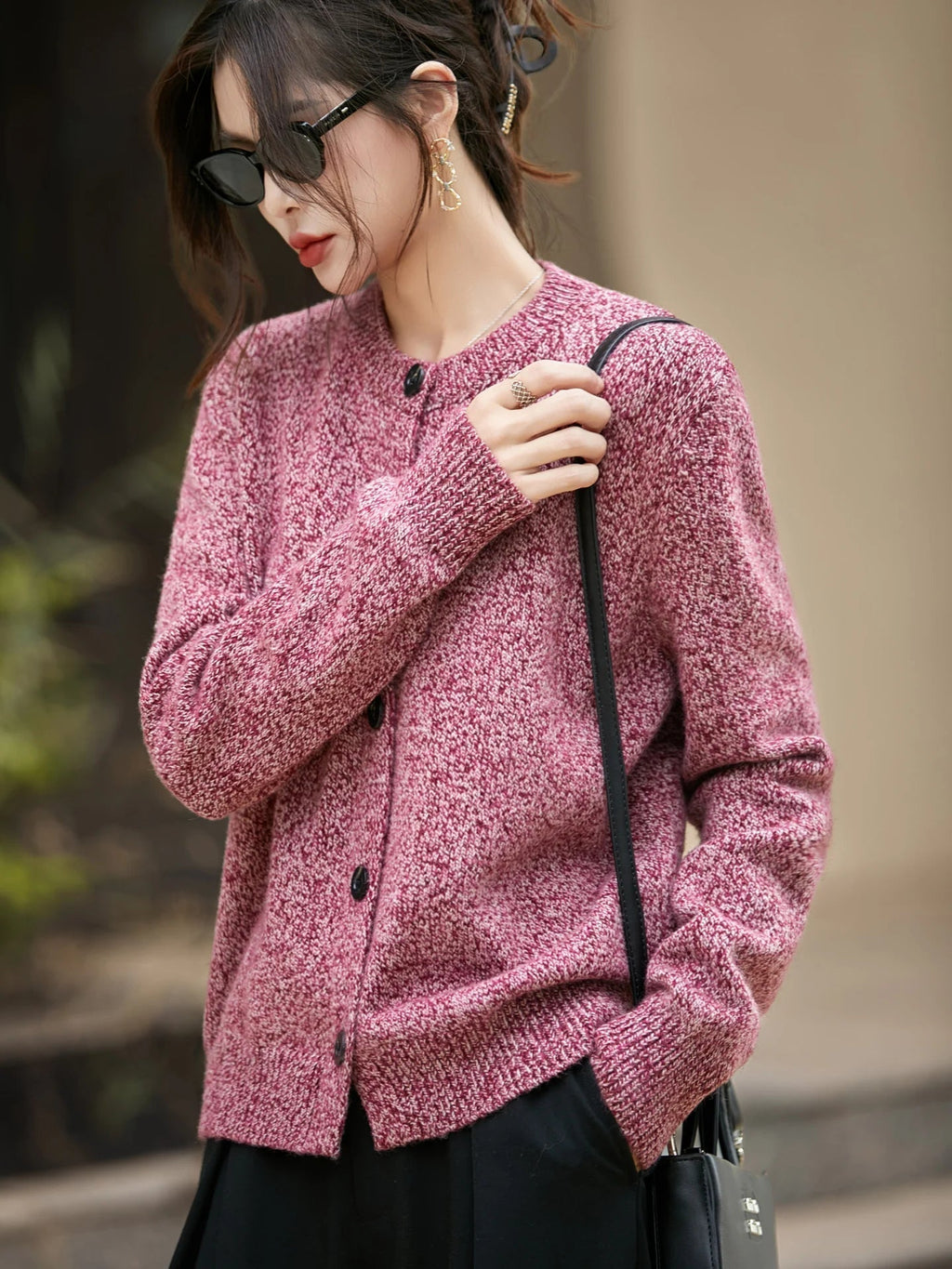 Cardigan damski z okrągłym dekoltem i zapięciem na guziki - luźny krój - 6 - Livia-Moda