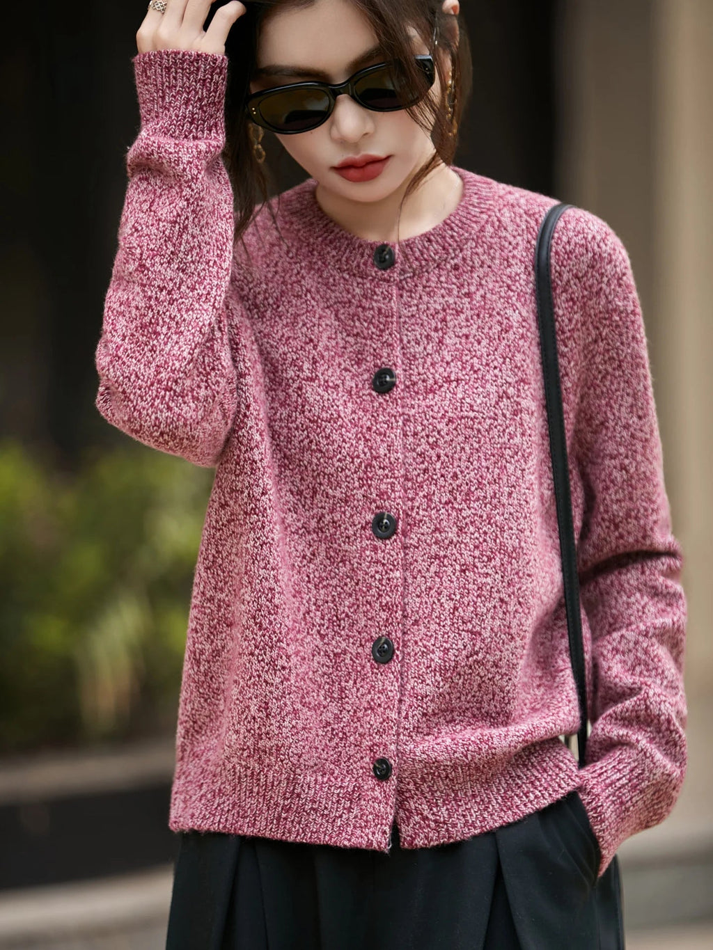 Cardigan damski z okrągłym dekoltem i zapięciem na guziki - luźny krój - 7 - Livia-Moda