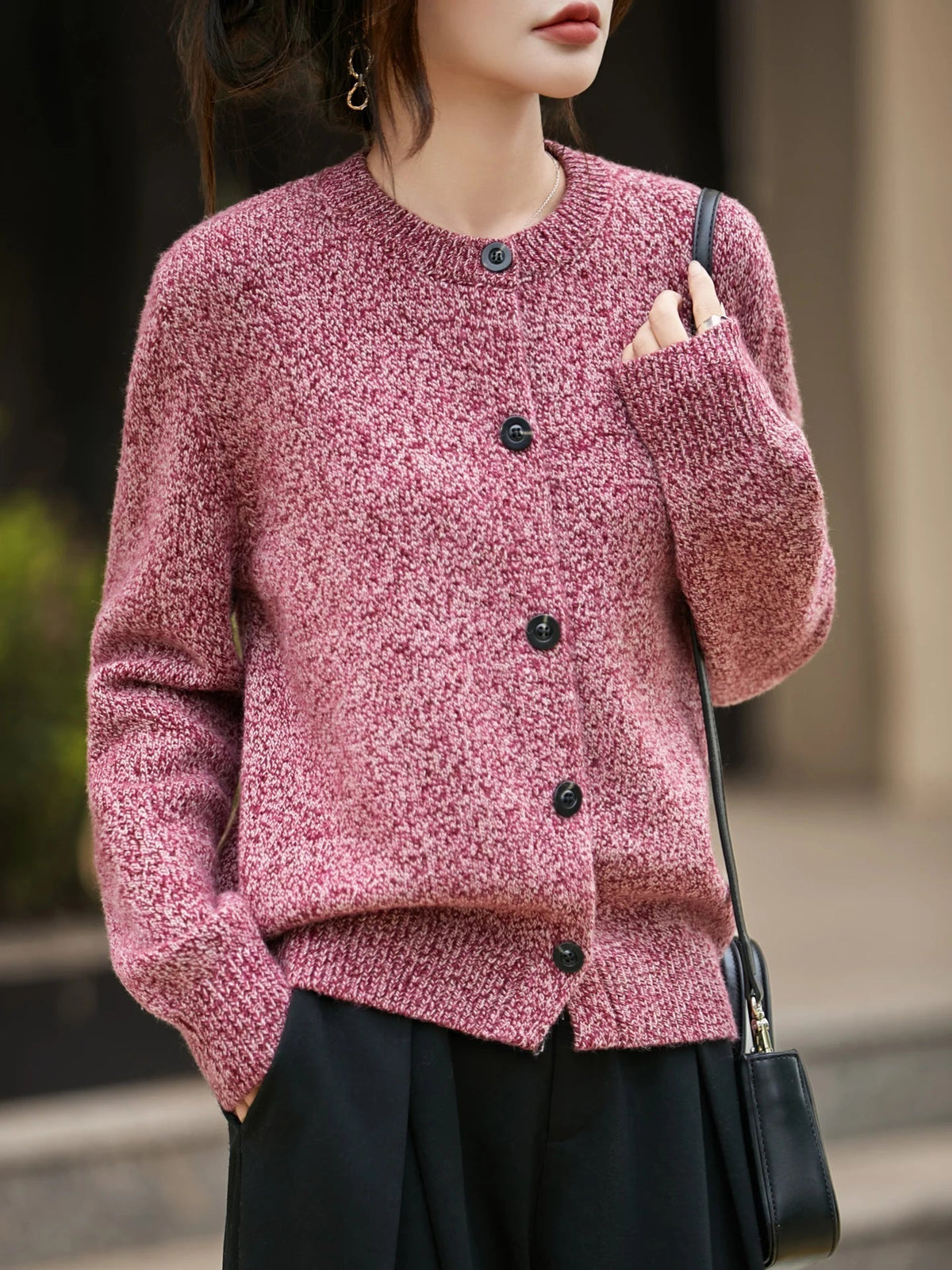 Cardigan damski z okrągłym dekoltem i zapięciem na guziki - luźny krój - 12 - Livia-Moda