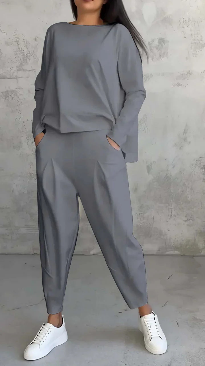 Dwuczęściowy zestaw damski z luźną bluzką i spodniami w kolorze niebieskim - 2 - Livia-Moda