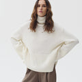 Sweter damski z wysokim kołnierzem i luźnym krojem - 4 - Livia-Moda