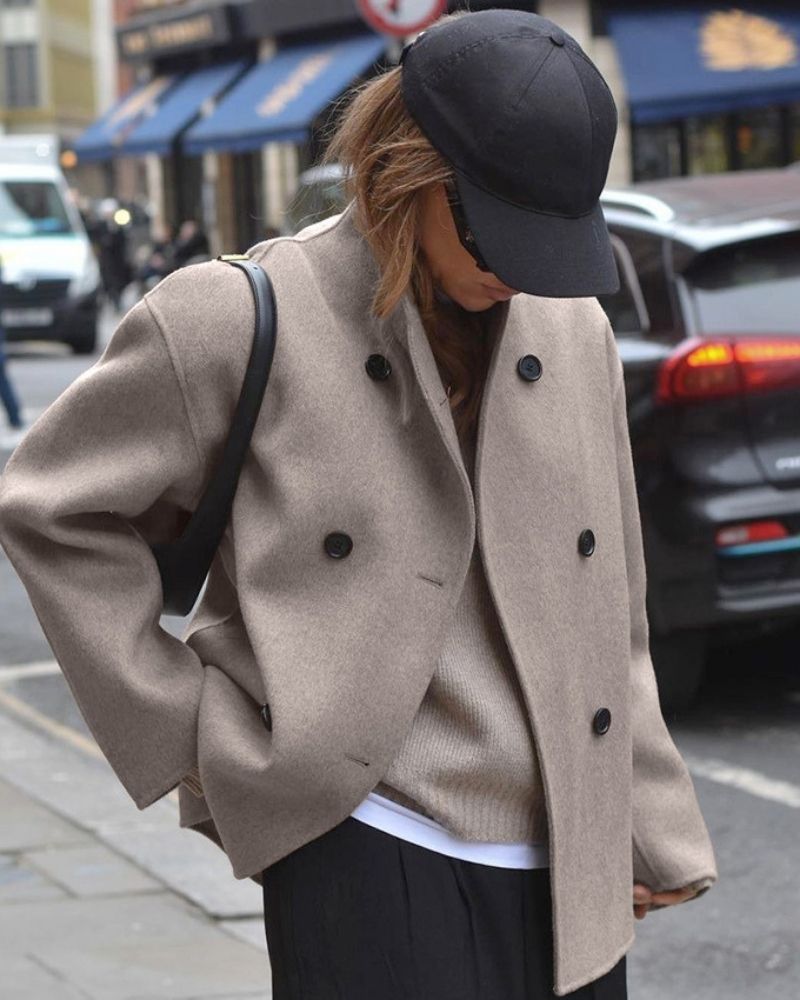 Kurtka damska oversize z podwójnym zapięciem i klasycznym krojem - 1 - Livia-Moda