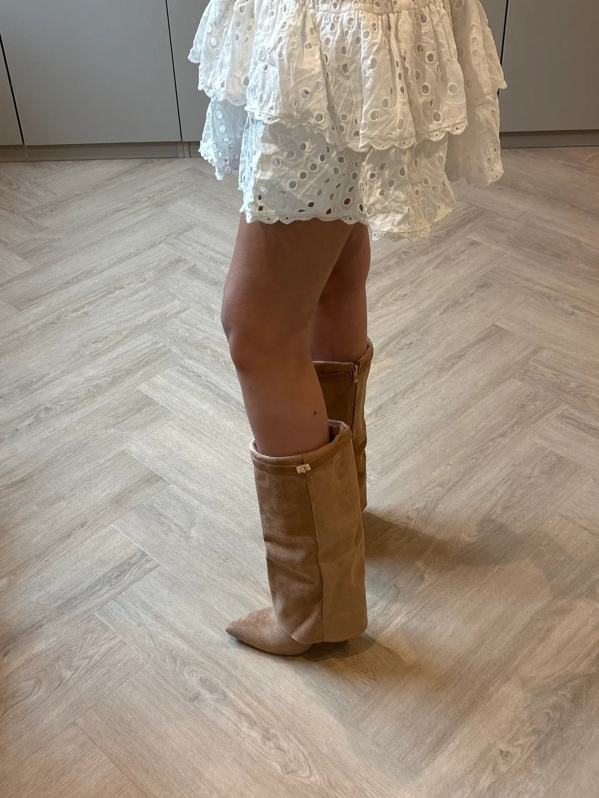Kurtka damska oversize z eleganckim kołnierzem i guzikiem - 11 - Livia-Moda