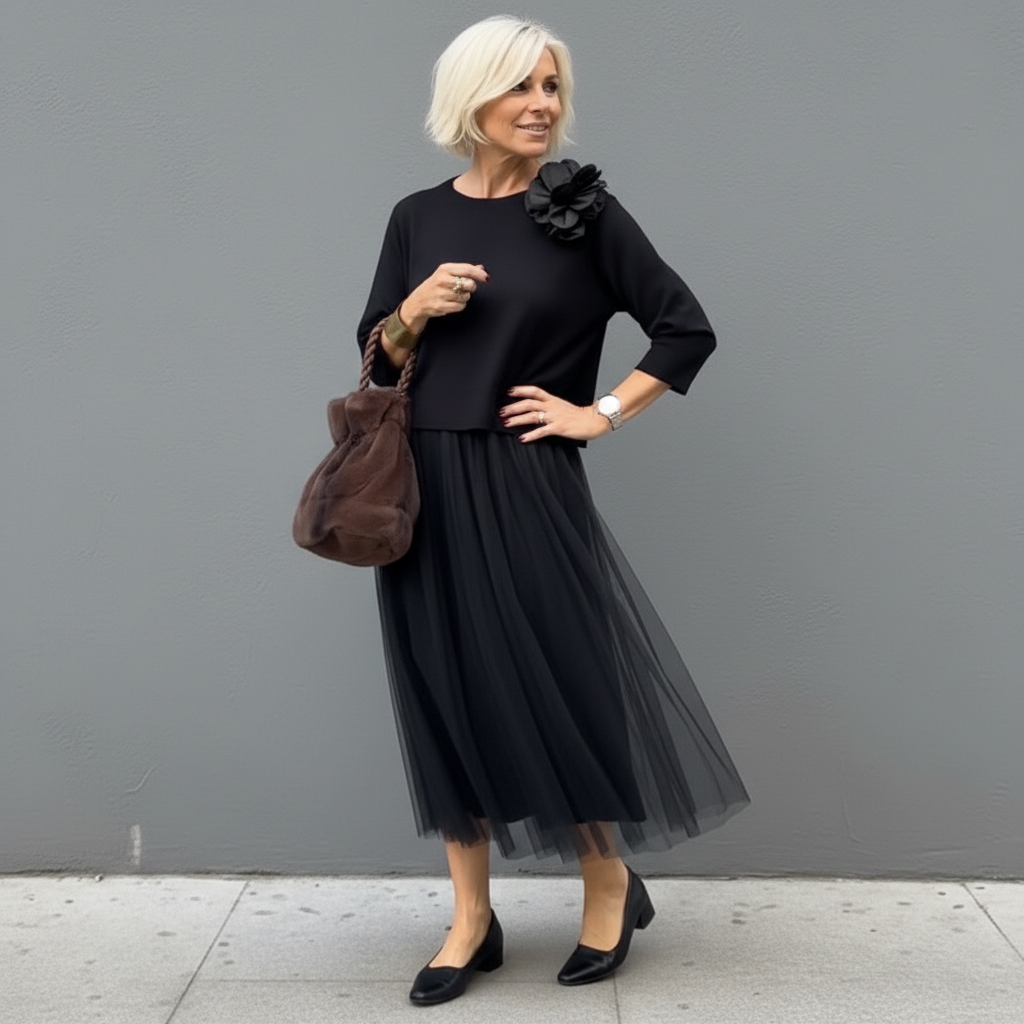 Sukienka maxi damska w kolorze szarym z plisowanym dołem - 4 - Livia-Moda