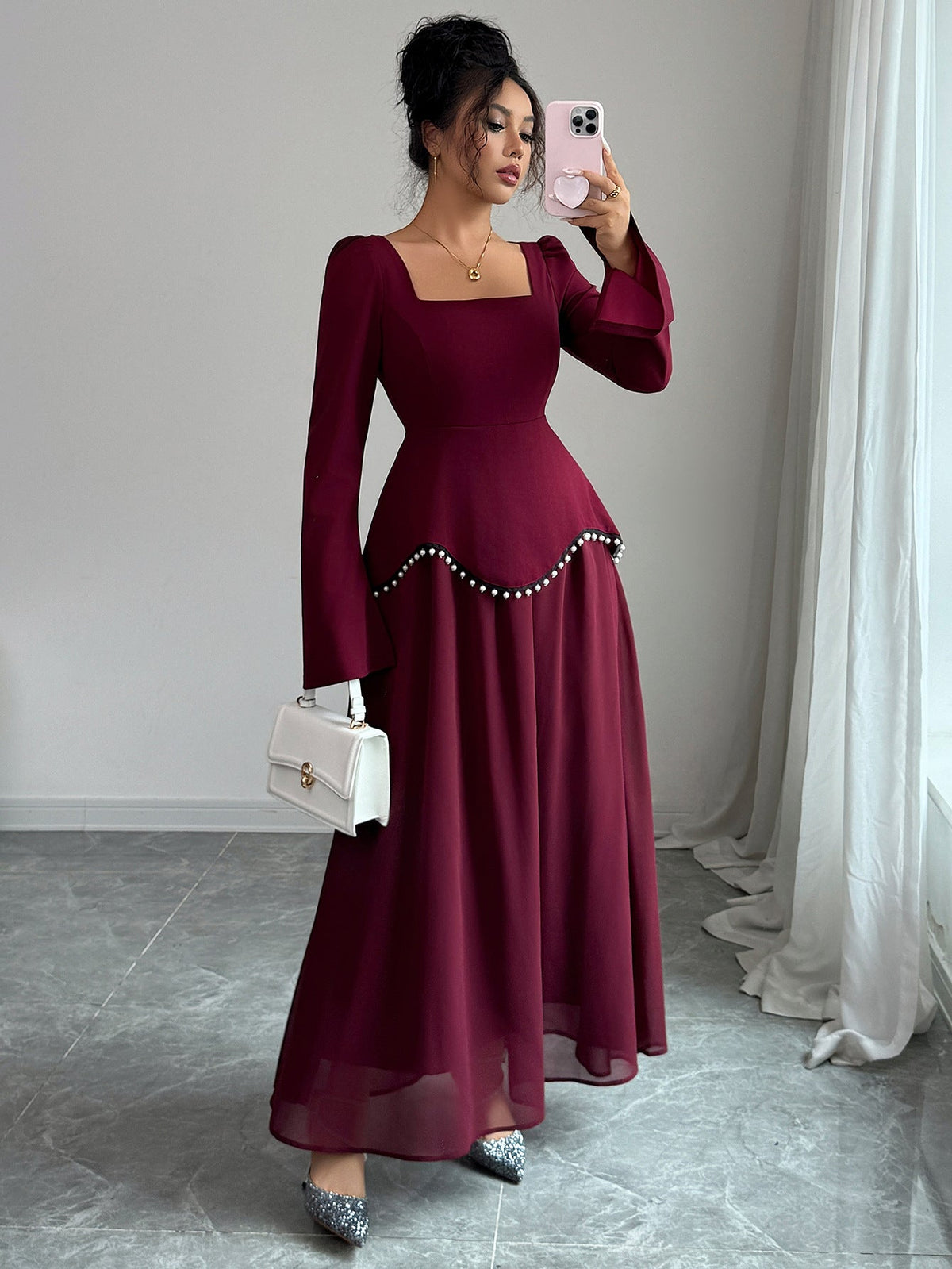 Sukienka maxi damska z kwadratowym dekoltem i długimi rękawami - 1 - Livia-Moda
