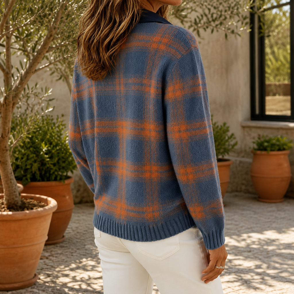 Sweter damski w kratę z długim rękawem i klasycznym kołnierzem - 2 - Livia-Moda