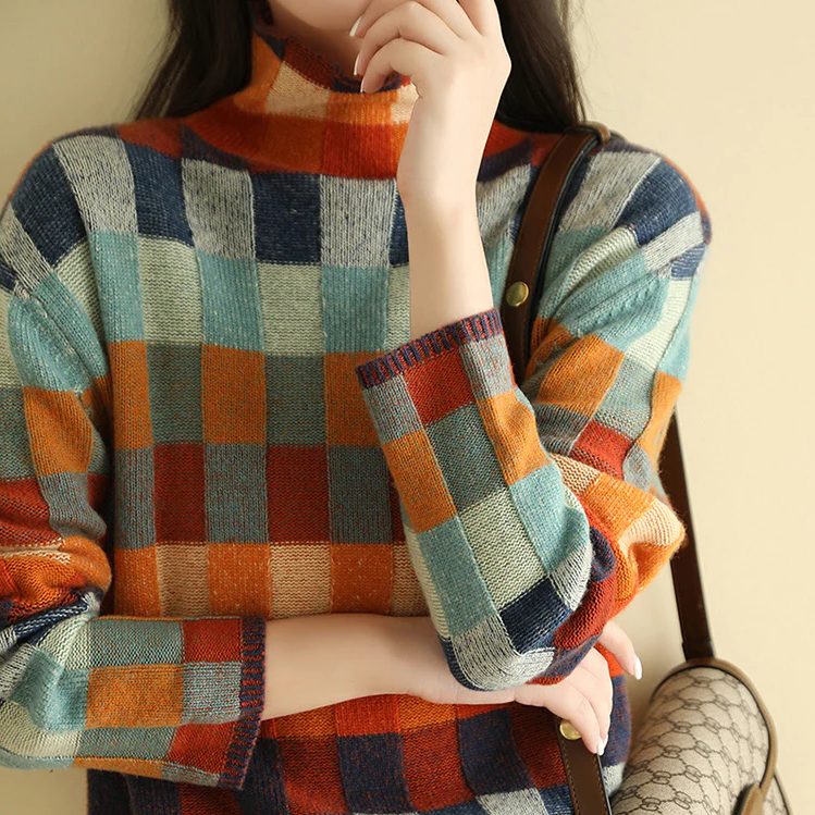 Pullover damski z wysokim kołnierzem i wzorem w kratę - 2 - Livia-Moda
