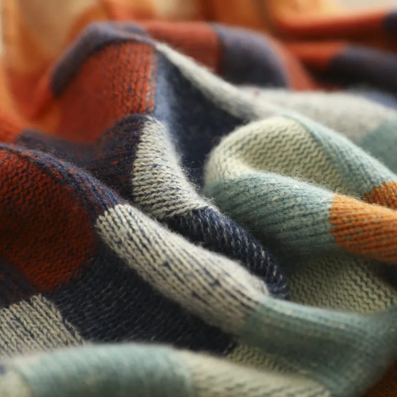 Pullover damski z wysokim kołnierzem i wzorem w kratę - 3 - Livia-Moda