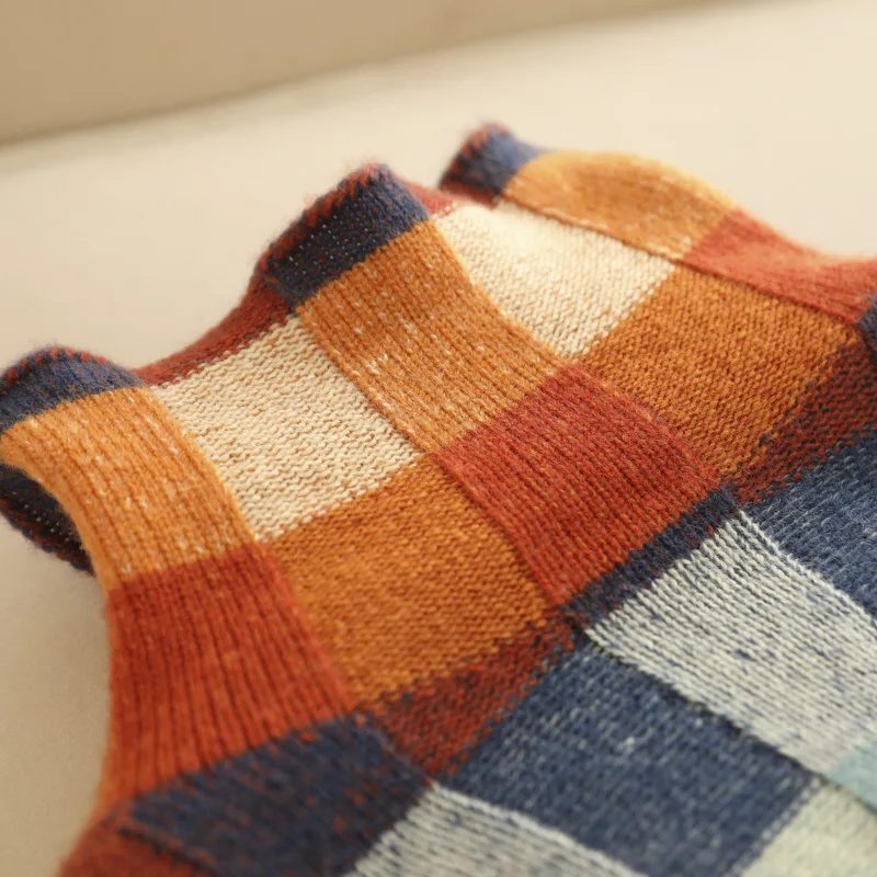 Pullover damski z wysokim kołnierzem i wzorem w kratę - 4 - Livia-Moda