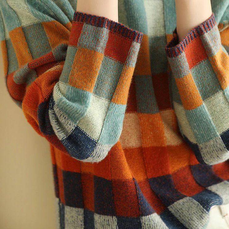 Pullover damski z wysokim kołnierzem i wzorem w kratę - 5 - Livia-Moda