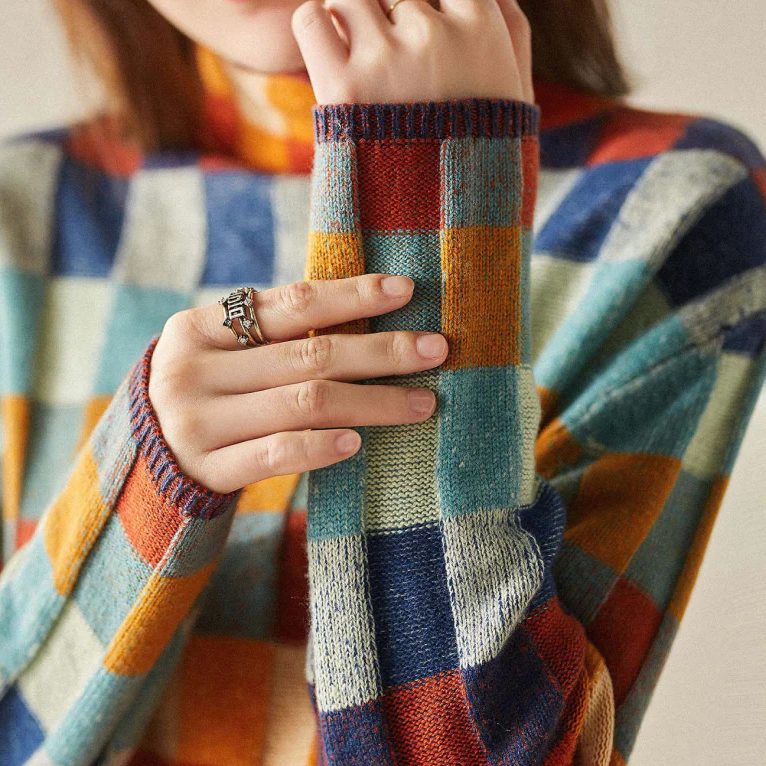 Pullover damski z wysokim kołnierzem i wzorem w kratę - 7 - Livia-Moda