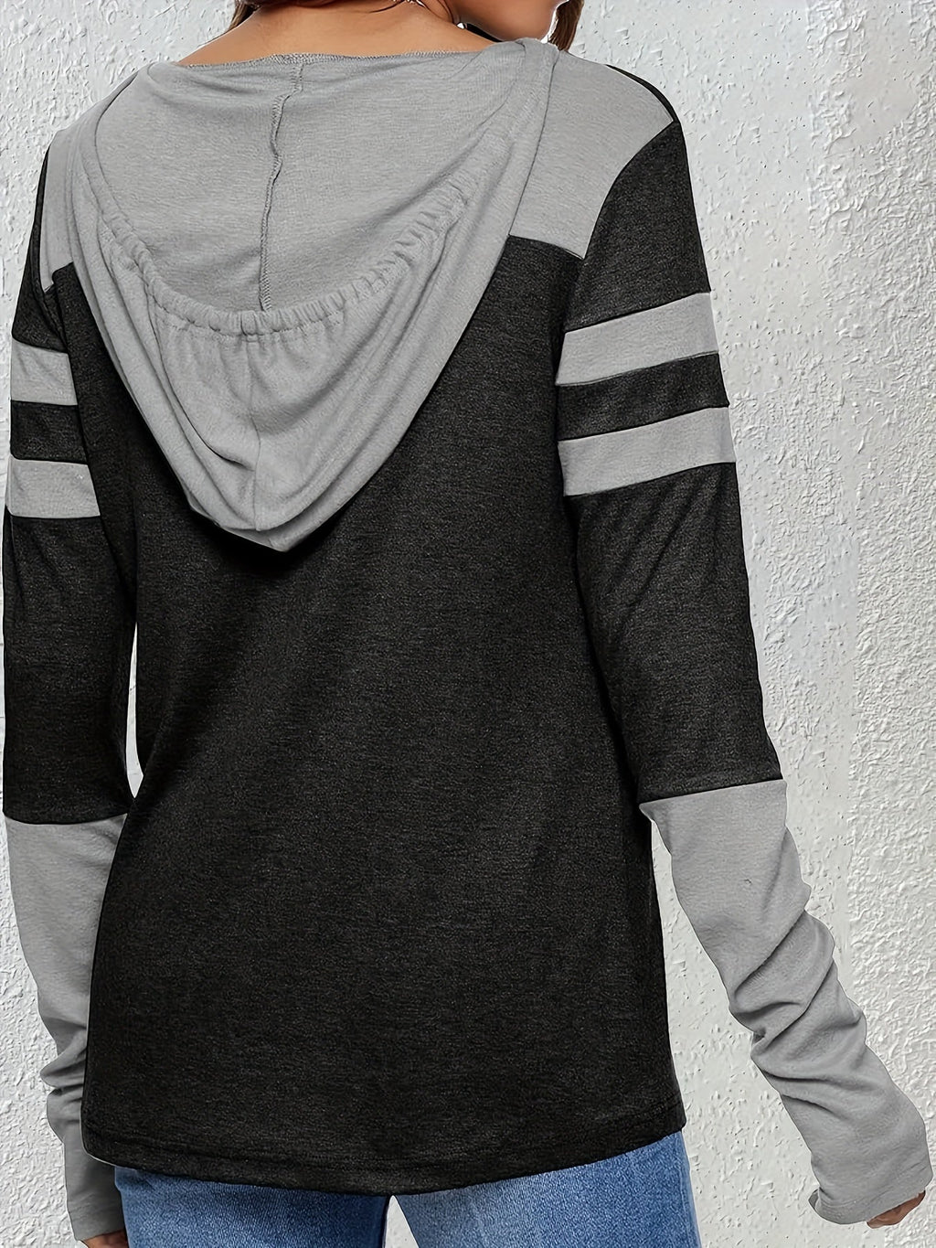 Hoodie damski z kapturem i modnymi paskami - 3 - Livia-Moda