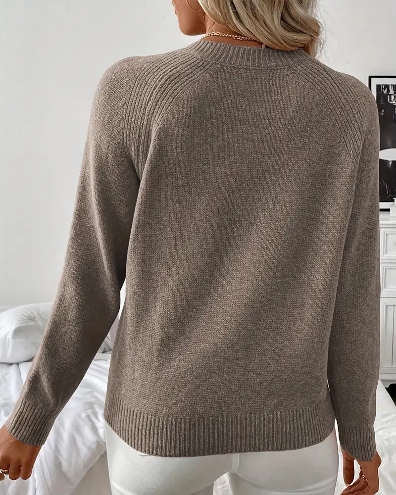 Pullover damski z długim rękawem i dekoracyjnymi guzikami - 3 - Livia-Moda
