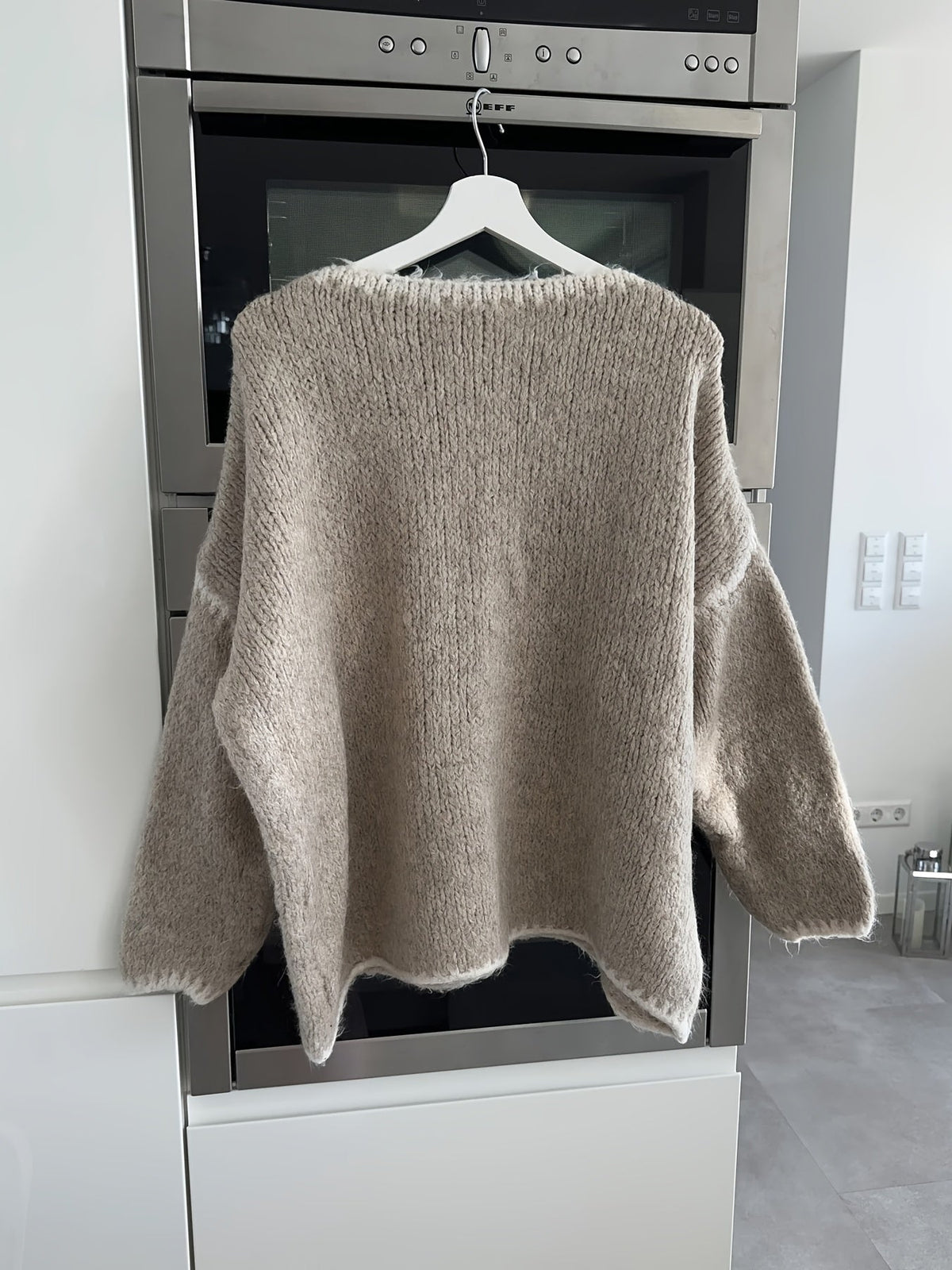 Pullover damski luźny z dekoltem U i szerokimi rękawami - 3 - Livia-Moda