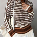 Sweter damski z kołnierzem stójkowym w wzór w kratę - 1 - Livia-Moda